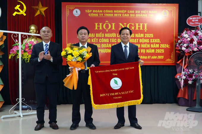 Công ty Cao su Quảng Trị nhận Cờ thi đua của VRG